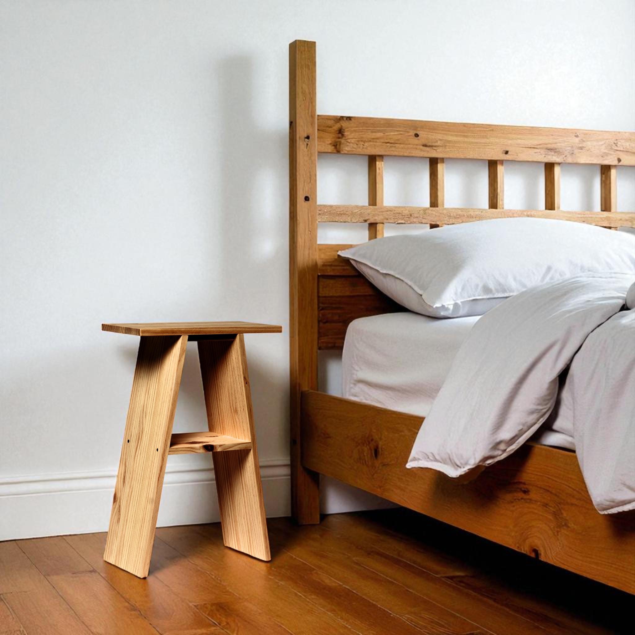 ENA Mesita de noche de madera maciza. Acabado "O A K".