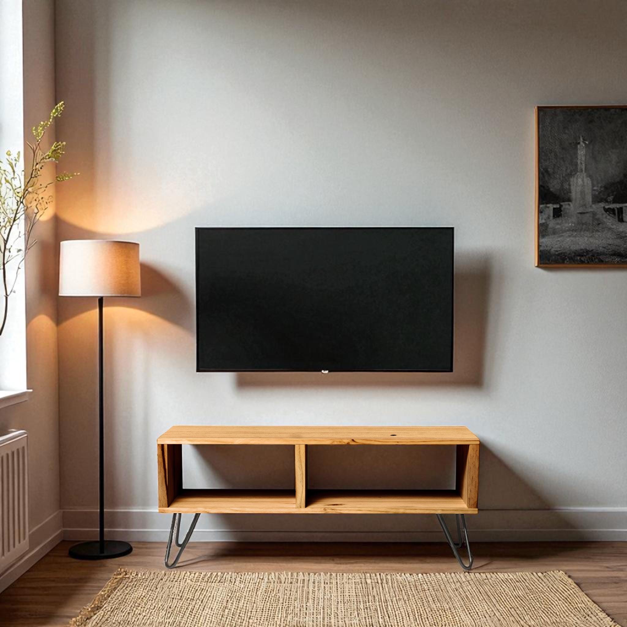 HIRA Mueble para TV de madera maciza. Acabado "O A K".