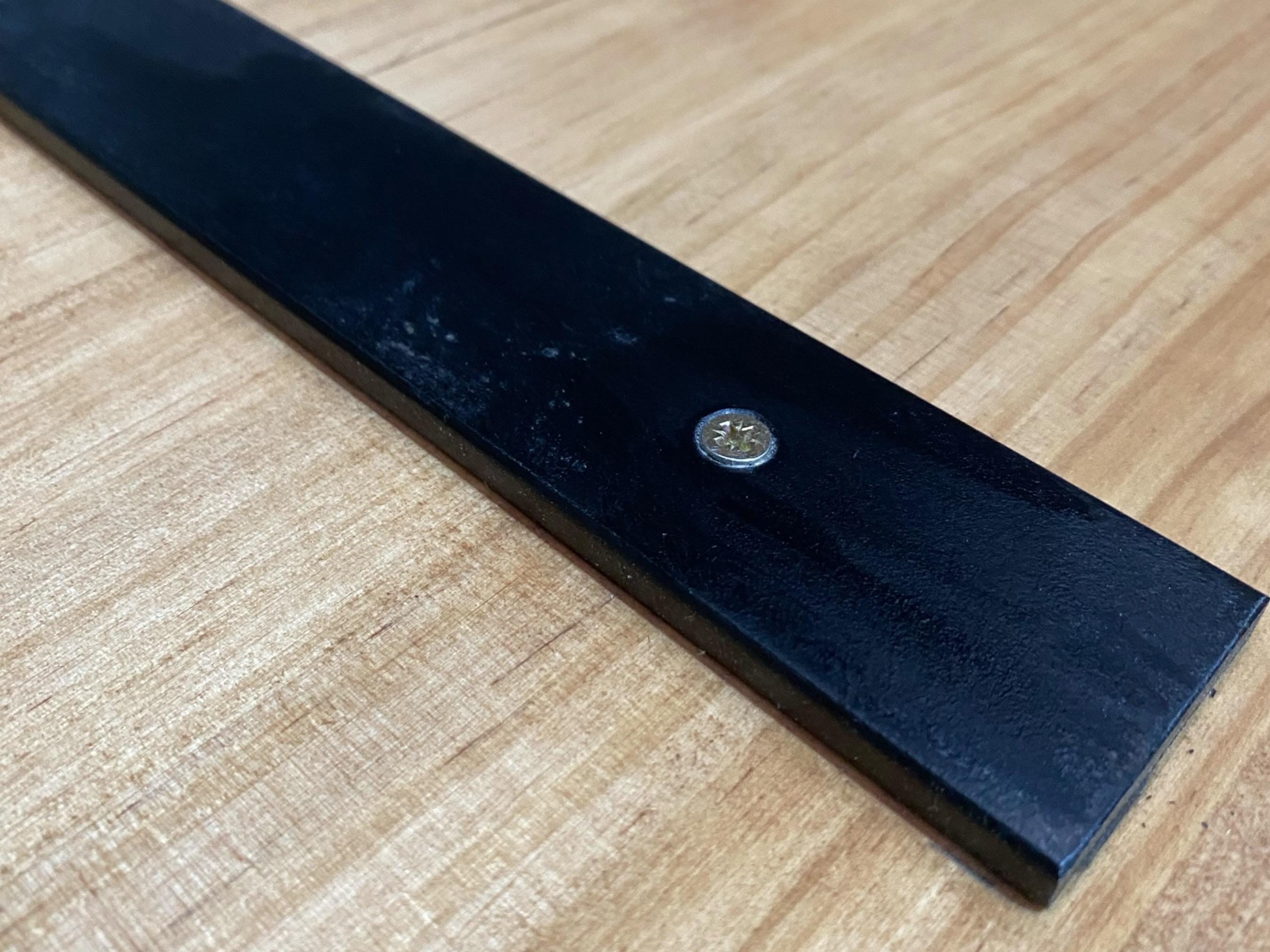 AKA Mesa de comedor de madera maciza.