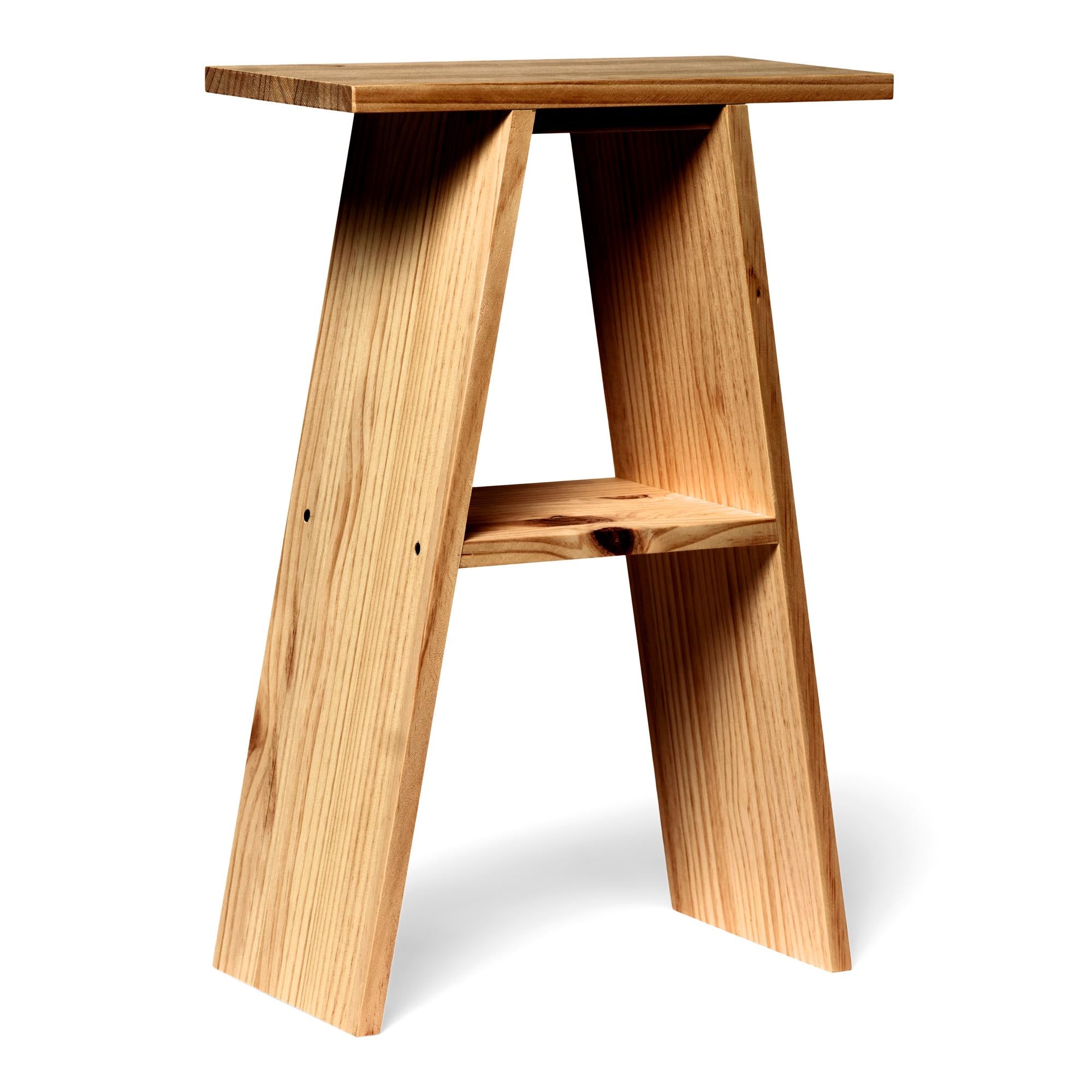 ENA Mesita de noche de madera maciza. Acabado "O A K".