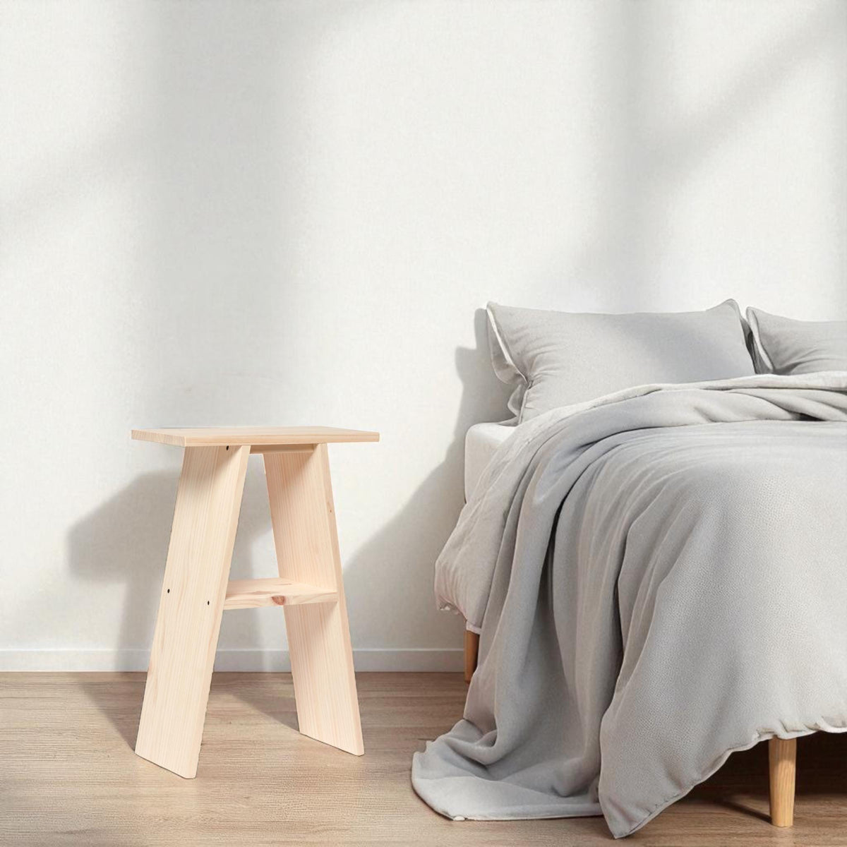 ENA Mesita de noche de madera maciza. Acabado 