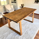 AKA Mesa de comedor de madera maciza.