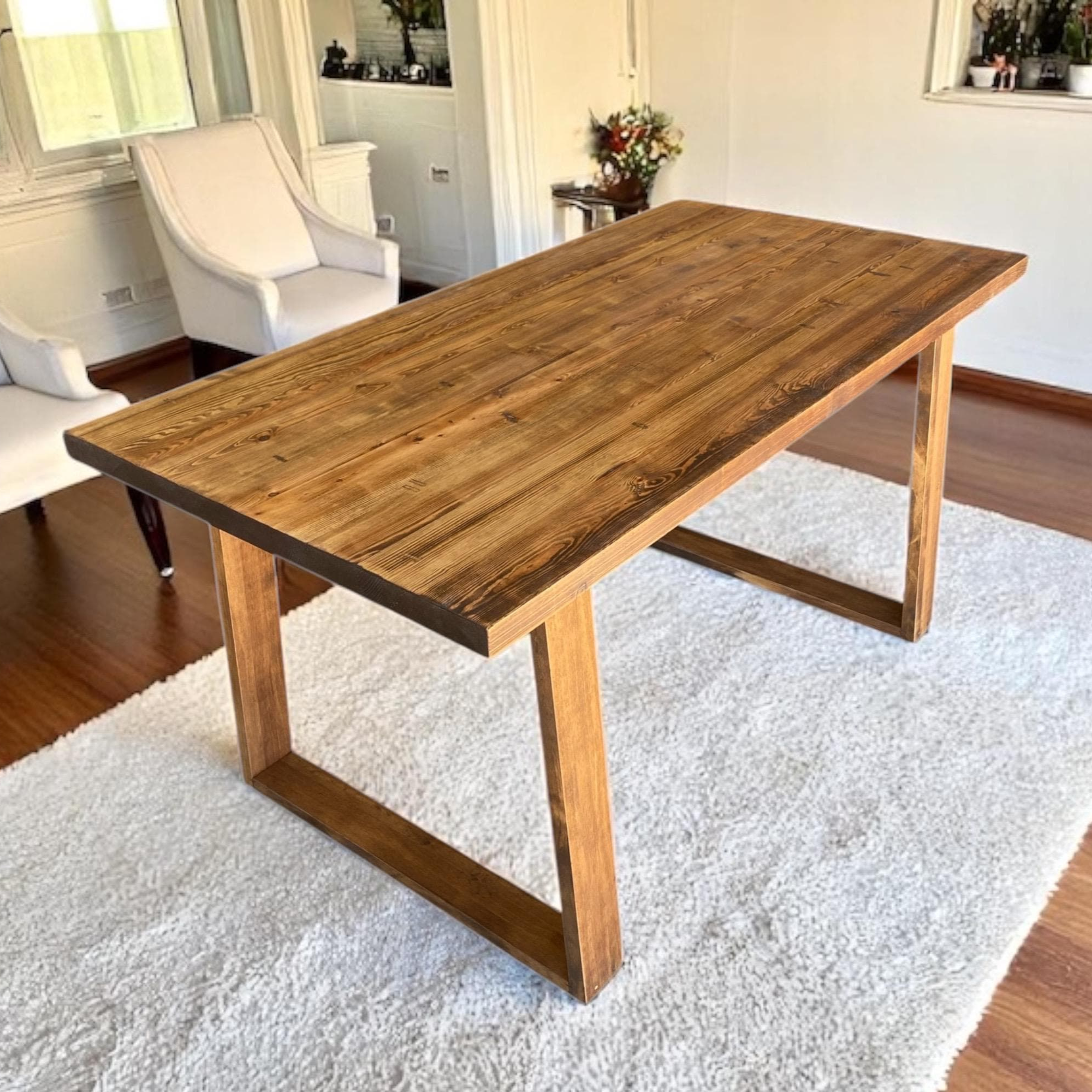 AKA Mesa de comedor de madera maciza.