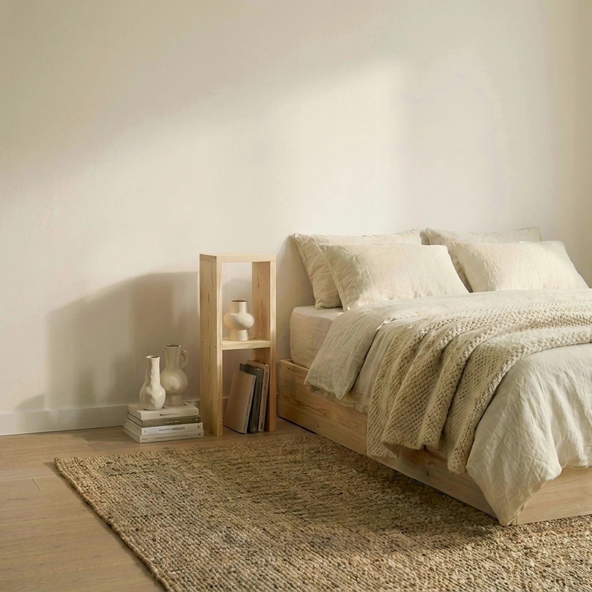 IWAKI Table de nuit en bois massif. Acabado "NATUREL".