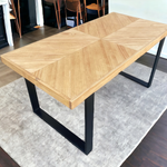 HAKKODA Mesa de comedor de madera maciza en espiga.