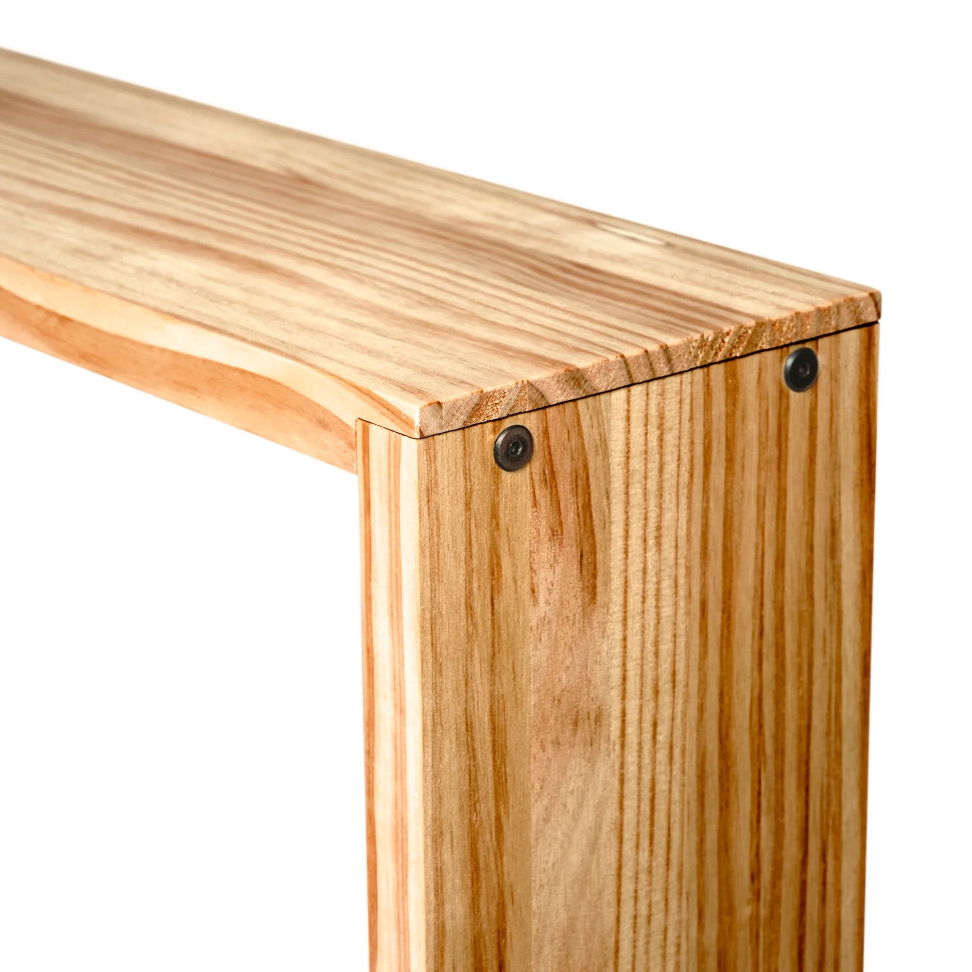 Detalle unión madera maciza consola AGANO tornillos y acabado