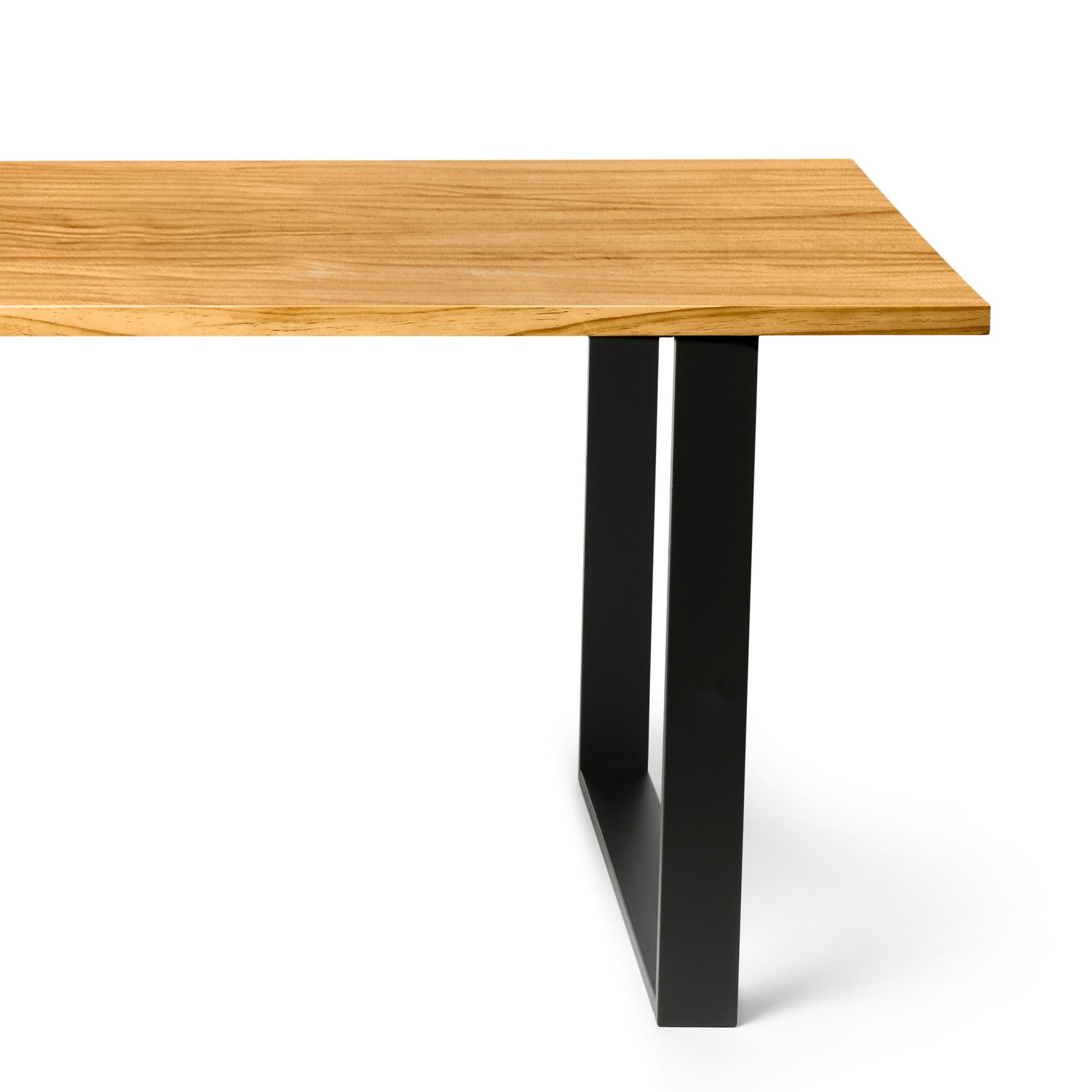 KASA Mesa de comedor de madera maciza. Acabado "O A K".